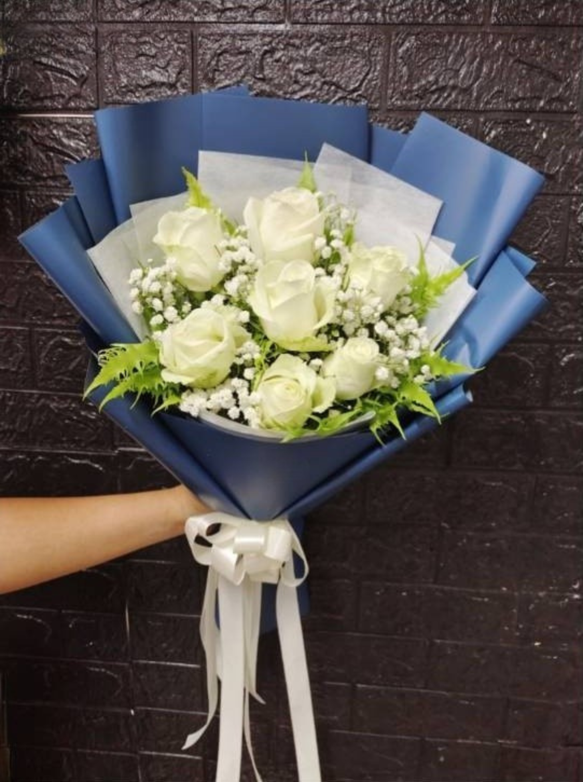 A rustic-style bouquet featuring fresh roses, abundant greenery, and delicate filler flowers for a natural, garden-inspired look. Wrapped in textured paper for a warm, handmade feel and finished with a ribbon. A perfect choice for romantic moments, birthdays, anniversaries, or meaningful congratulations.