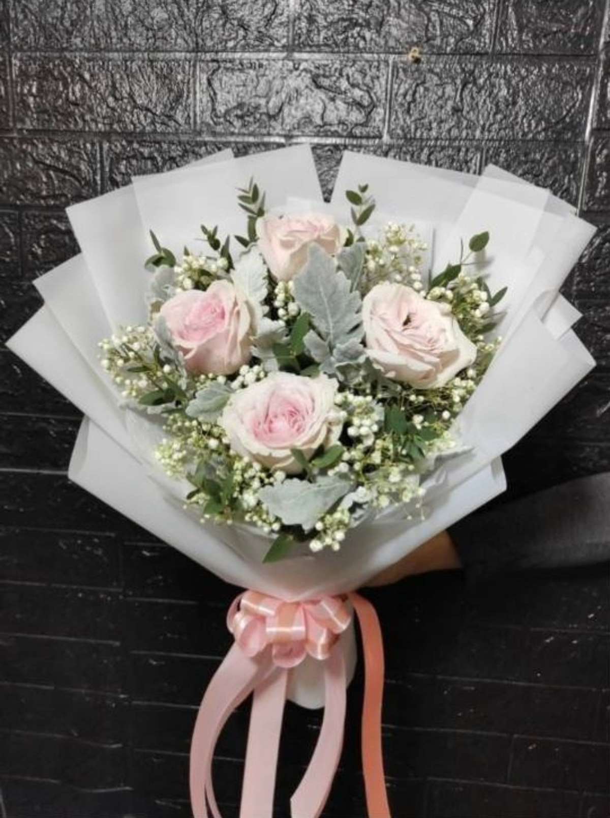 A classic bouquet made with fresh roses, soft filler flowers, and seasonal greenery for a clean and elegant look. Wrapped with premium paper and finished with a ribbon, it’s a timeless choice for birthdays, anniversaries, congratulations, or simply to show you care.